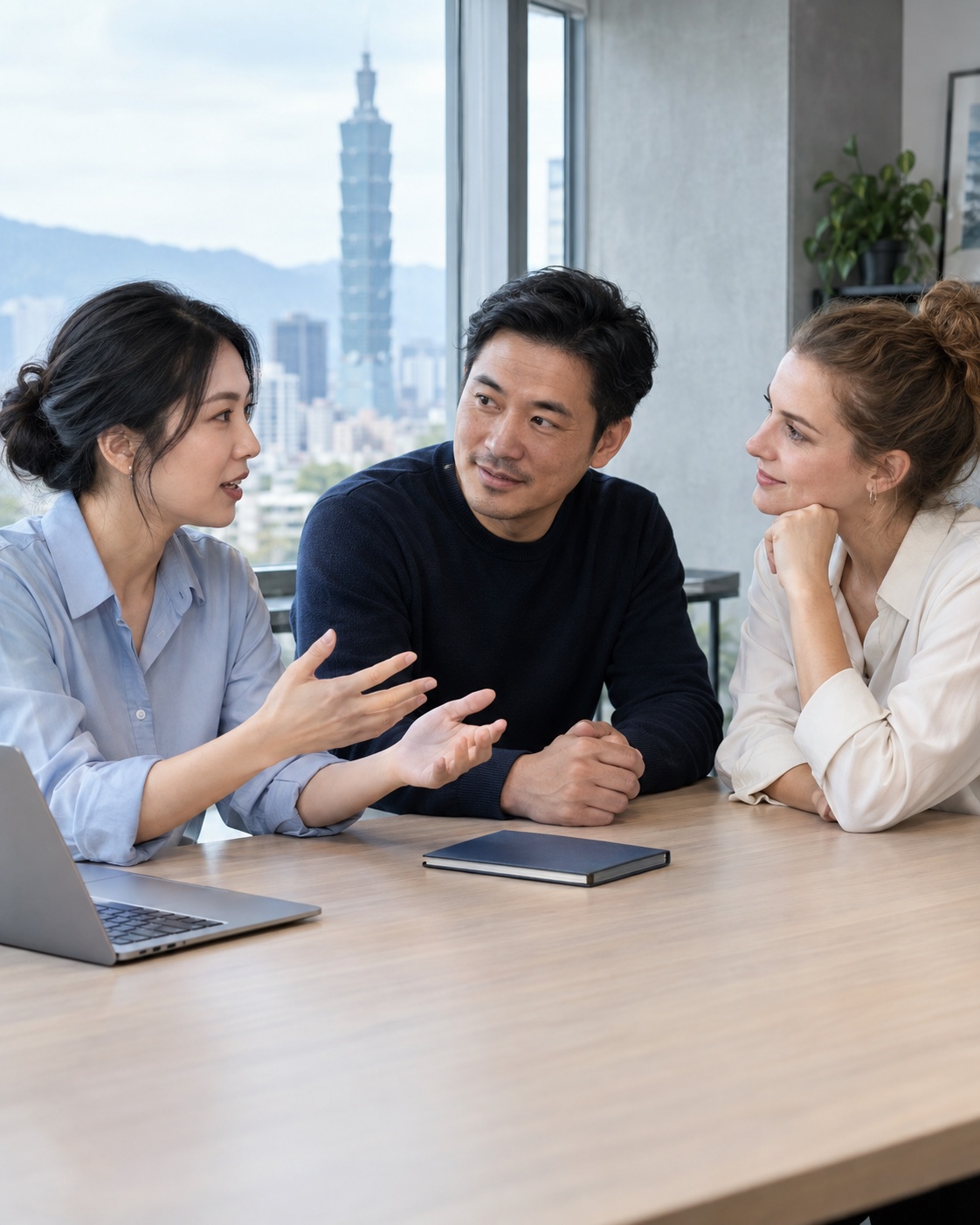 Les équipes en Asie et en Occident échangent naturellement, concentrées sur le travail